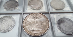 Kolos wśród gigantów. Medal, który wyróżnia się nawet w towarzystwie talarów